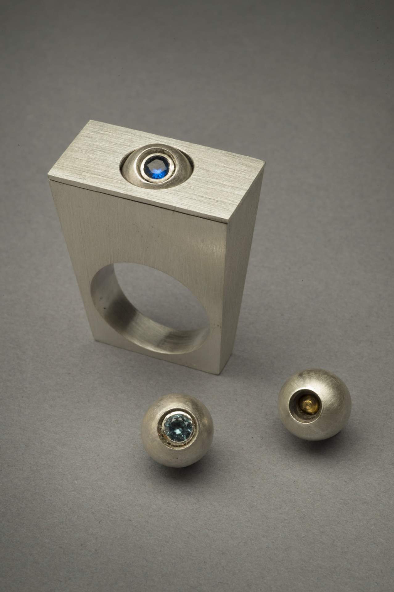 Swappable Spheres: Ring