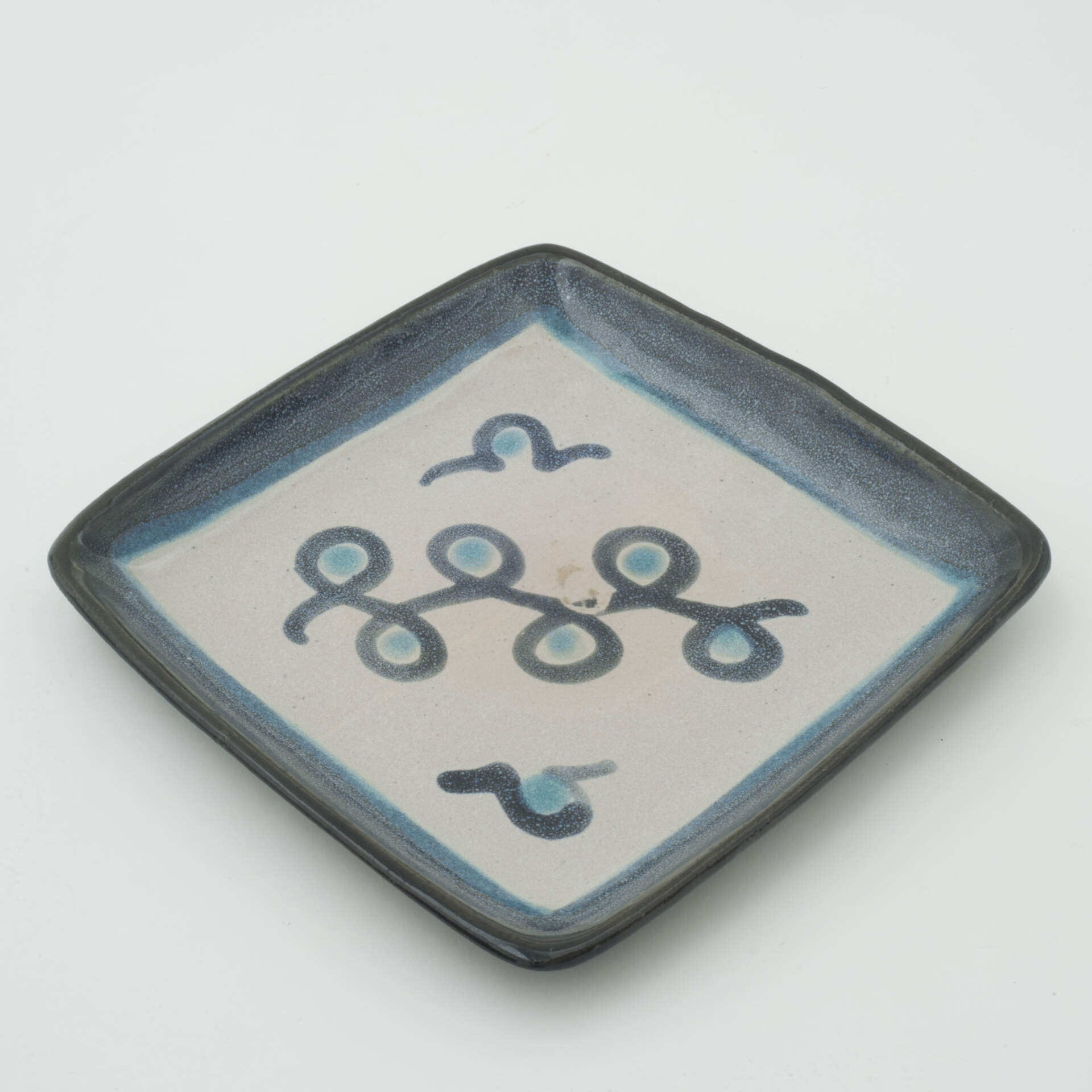 Flourish, Loop or W pattern, square luncheon plate, Design #33