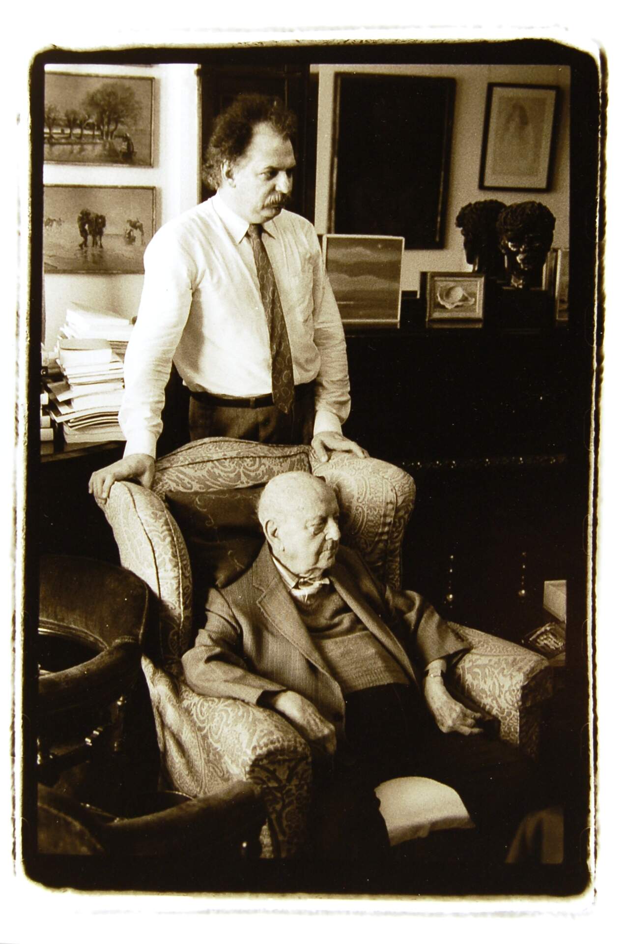 Untitled [Yvar Mikhashoff and Virgil Thomson in Thomson’s New York apartment]